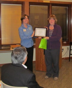 Linda Arndt receives certificate